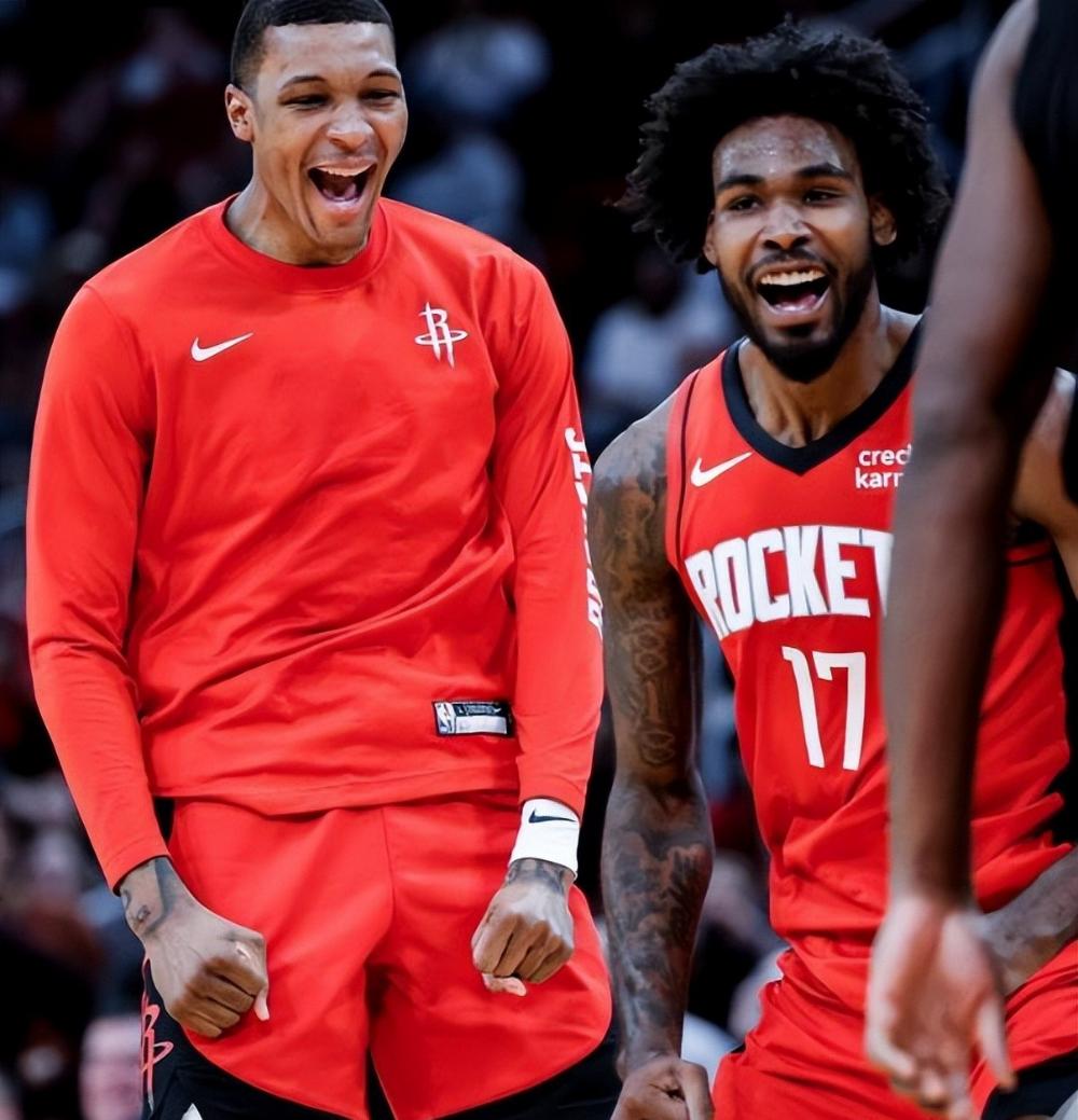 爱游戏-休斯敦火箭训练开放日；关键时刻强势反弹引欢呼；英超在即；控场能力受关注(休斯顿火箭最新动态)